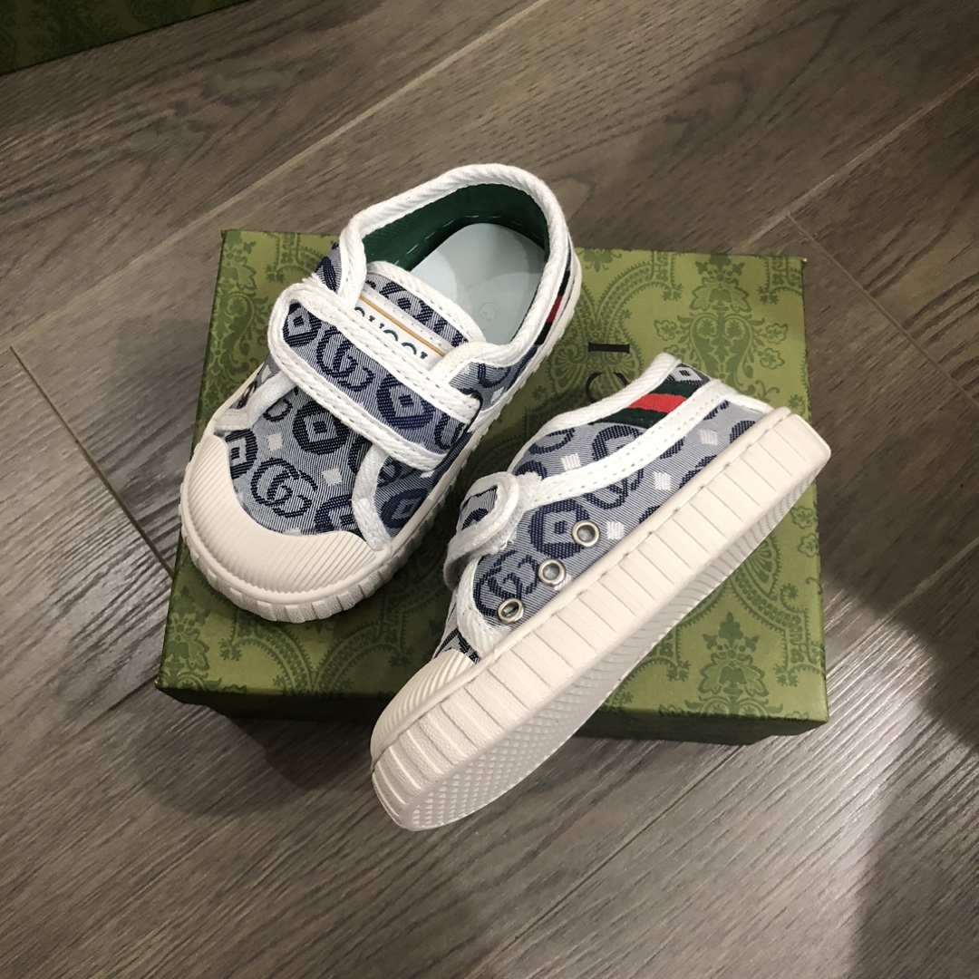 Children's shoes child